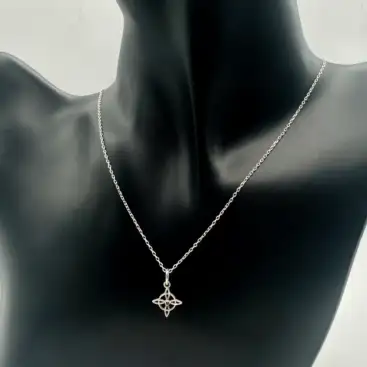 Colgante Nudo De Bruja Plata De Ley Con Piedra