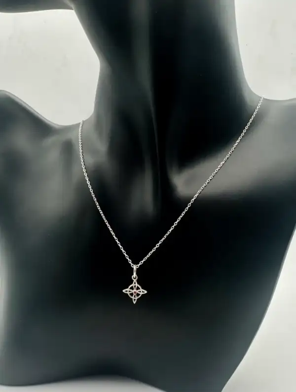 Colgante Nudo De Bruja Plata De Ley Con Piedra