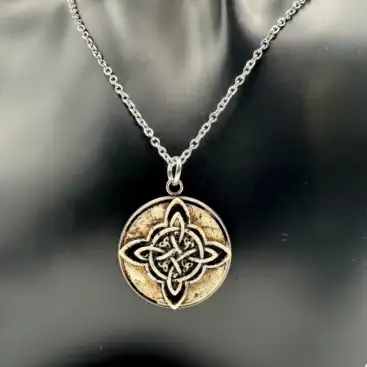 Colgante Nudo De Bruja Relieve Color Beige