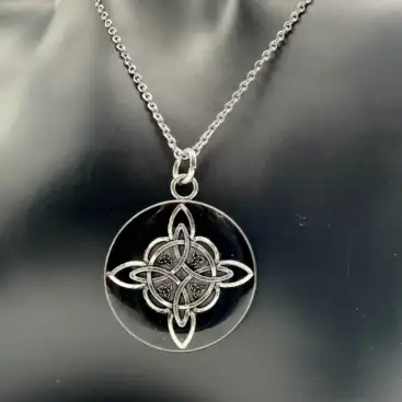 Colgante Nudo De Bruja Acero Y Oscuro