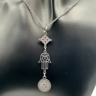 Colgante Nudo De Bruja Mano De Fatima Y San Benito Triple Proteccion Acero Plateado