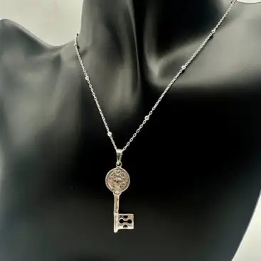 Colgante Llave San Benito Plata De Ley Relieve