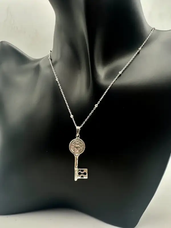 Colgante Llave San Benito Plata De Ley Relieve