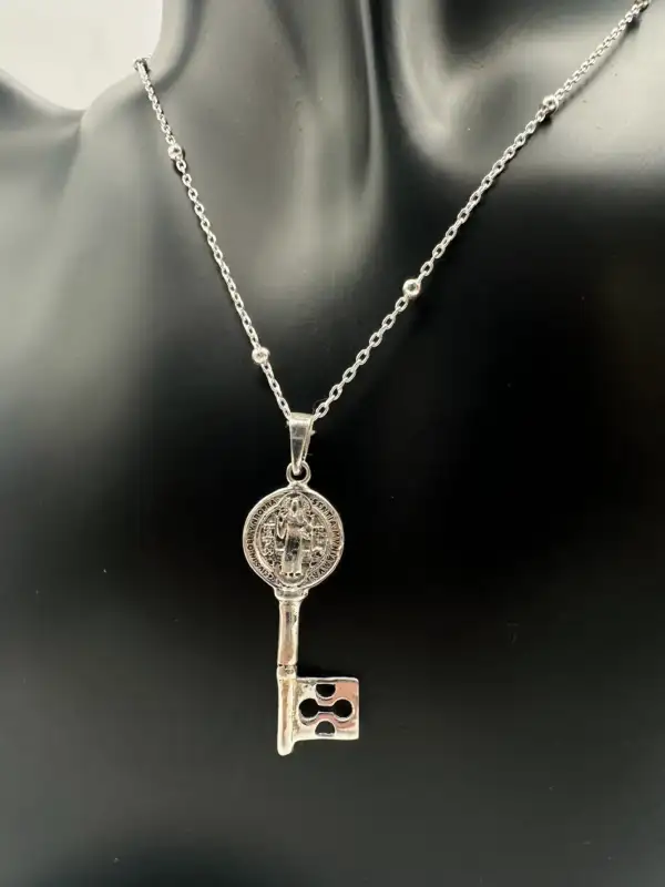 Colgante Llave San Benito Plata De Ley Relieve - Imagen 2