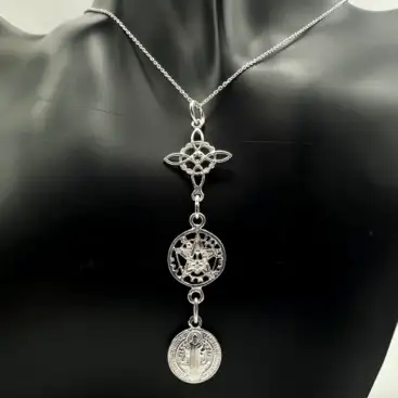 Colgante Triple Proteccion Nudo De Bruja, Tetragramaton Y San Benito Plata De Ley