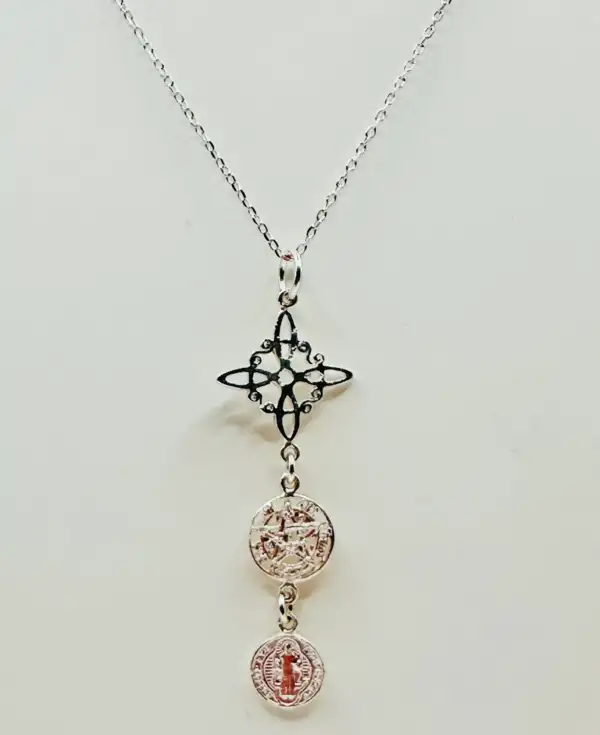 Colgante Triple Proteccion Nudo De Bruja, Tetragramaton Y San Benito Plata De Ley