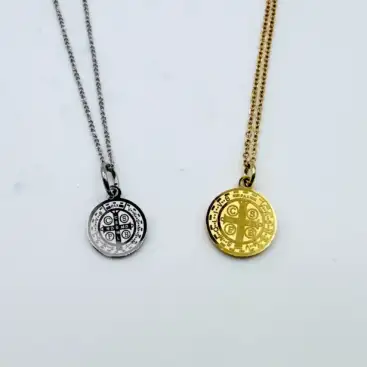 Colgante de Acero San Benito Pequeño – Dorado y Plateado