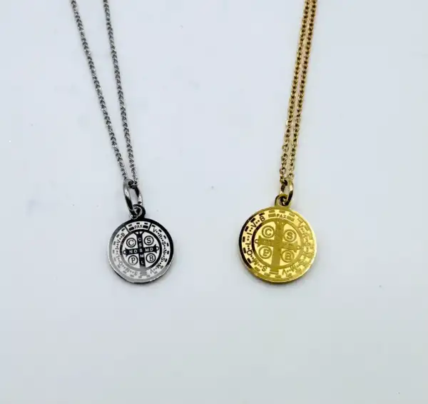 Colgante de Acero San Benito Pequeño – Dorado y Plateado