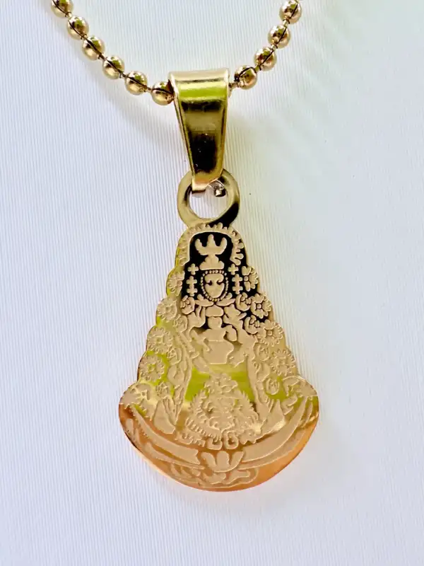 Colgante Virgen Del Rocio Placa Acero Dorado Pequeño - Imagen 2