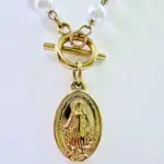 Colgante Perlas Con Virgen Acero Dorado - Imagen 2