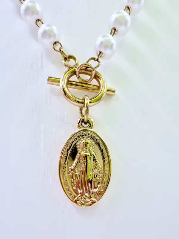 Colgante Perlas Con Virgen Acero Dorado - Imagen 2