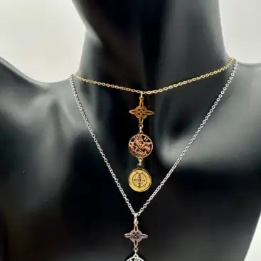 Colgante de Acero Triple Protección – Nudo de Bruja, Tetragramatón y San Benito