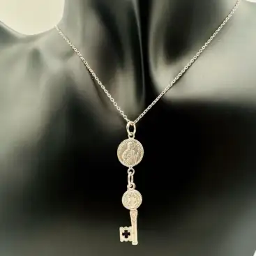 Colgante Medalla San Judas Tadeo Y Llave San Benito Plata De Ley