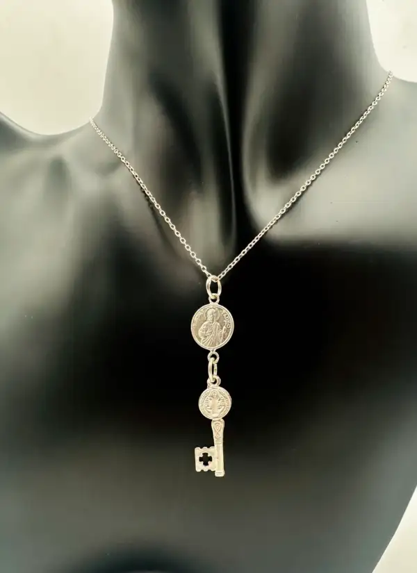 Colgante Medalla San Judas Tadeo Y Llave San Benito Plata De Ley
