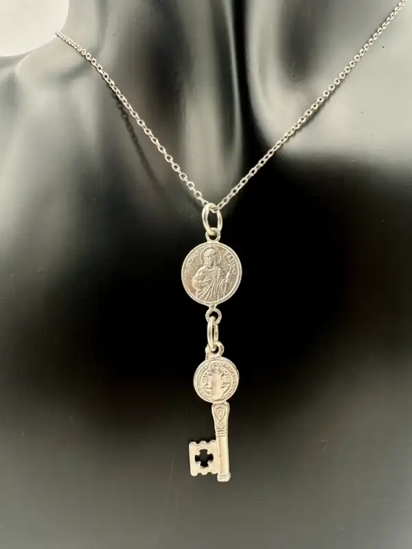 Colgante Medalla San Judas Tadeo Y Llave San Benito Plata De Ley - Imagen 2