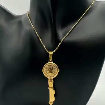Colgante Llave San Benito Grande Acero Dorado Relieve