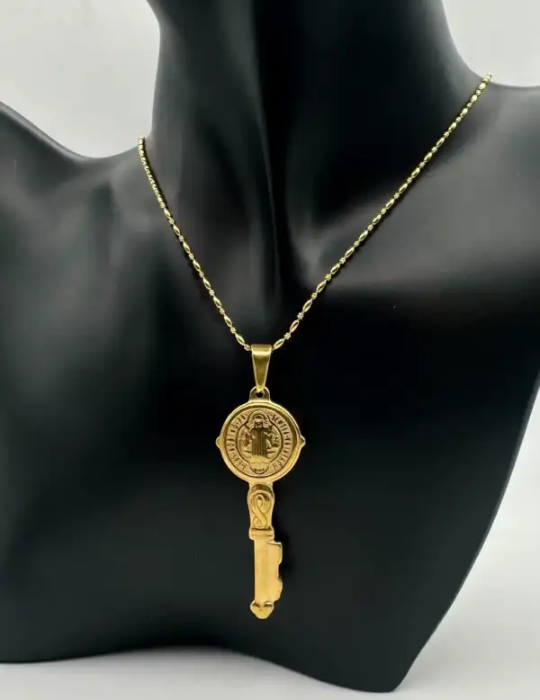 Colgante Llave San Benito Grande Acero Dorado Relieve