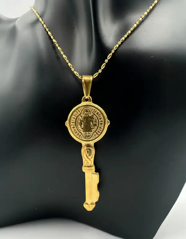 Colgante Llave San Benito Grande Acero Dorado Relieve - Imagen 2