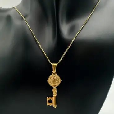 Colgante Llave San Benito Acero Dorado Relieve