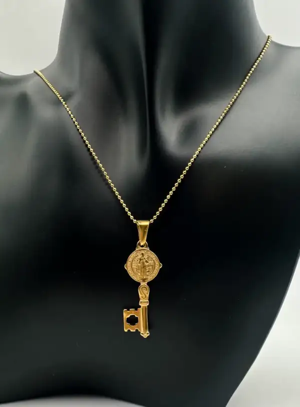 Colgante Llave San Benito Acero Dorado Relieve