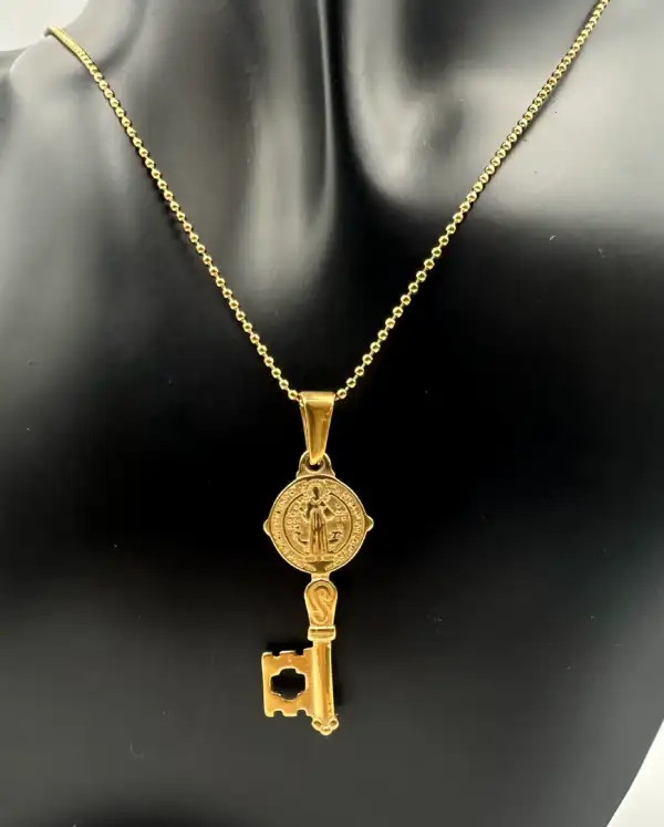 Colgante Llave San Benito Acero Dorado Relieve - Imagen 2