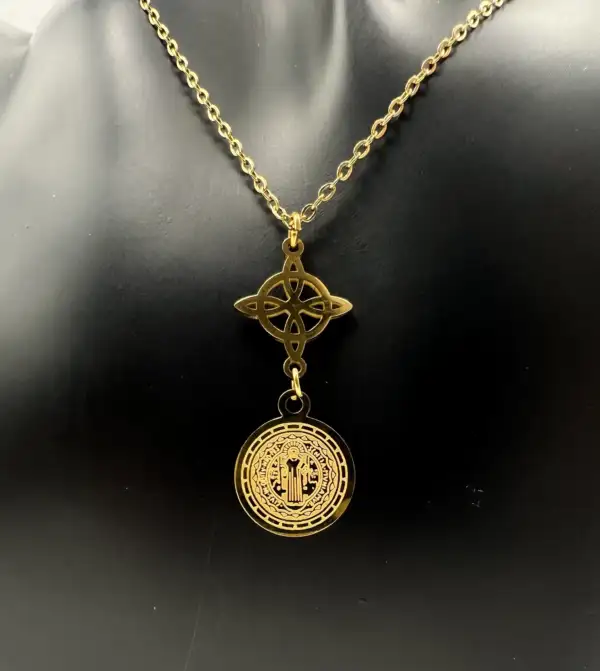 Colgante Nudo De Bruja Y San Benito Acero Dorado Doble Proteccion - Imagen 2