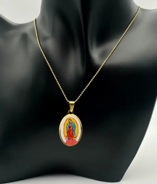 Colgante Virgen De Guadalupe Color Acero Dorado
