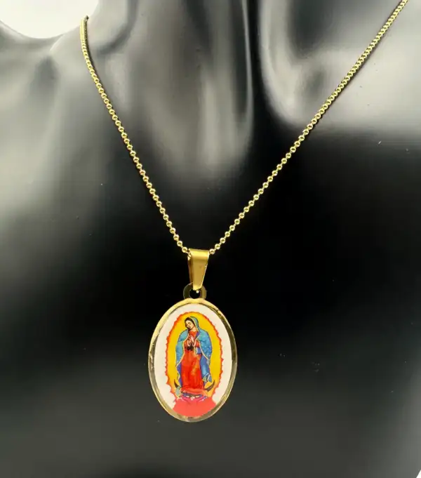 Colgante Virgen De Guadalupe Color Acero Dorado - Imagen 2
