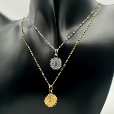 Colgante de Acero San Benito  Relieve Pequeño – Dorado y Plateado