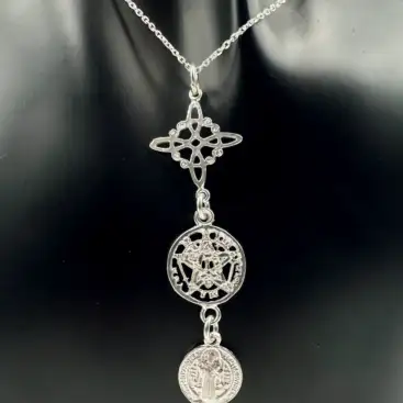 Colgante Triple Proteccion Nudo De Bruja, Tetragramaton Y San Benito Plata De Ley