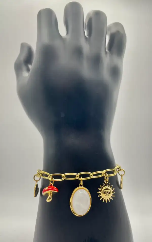 Pulsera Cuarzo Blanco Y Amuletos Acero Dorado - Imagen 2