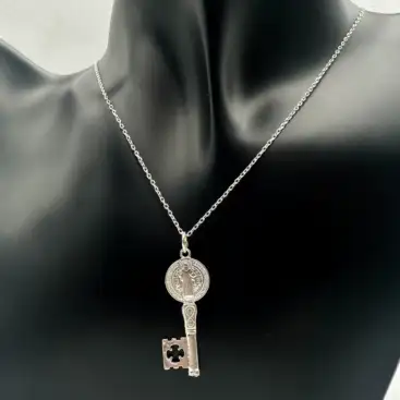 Colgante De LLave De San Benito En Plata De Ley Mediana
