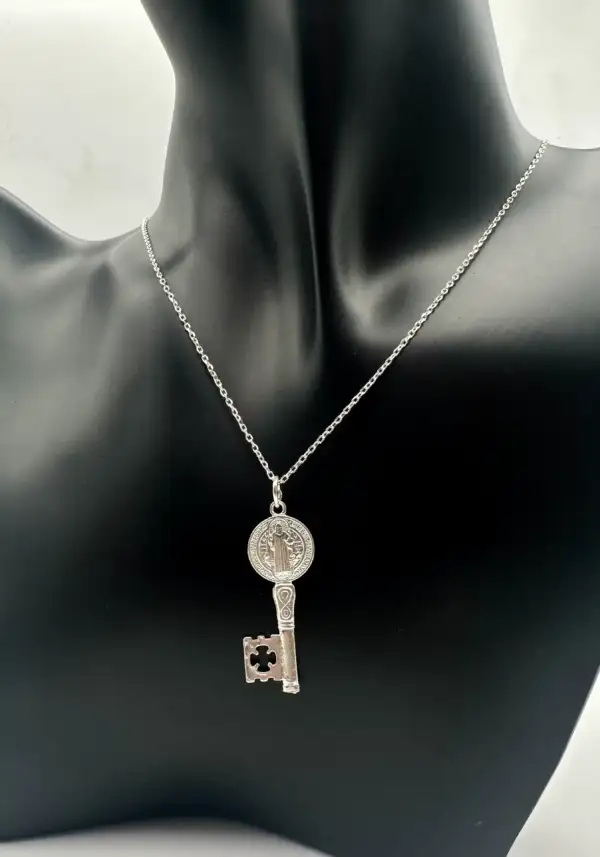 Colgante De LLave De San Benito En Plata De Ley Mediana