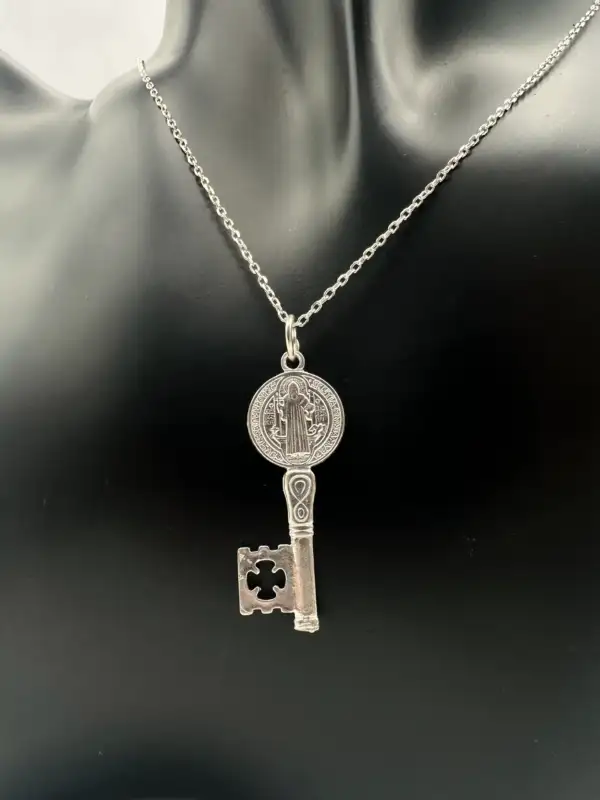 Colgante De LLave De San Benito En Plata De Ley Mediana - Imagen 2