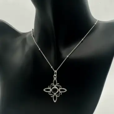 Colgante Nudo De Bruja con Onix Plata De Ley