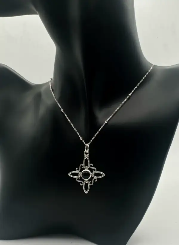 Colgante Nudo De Bruja con Onix Plata De Ley