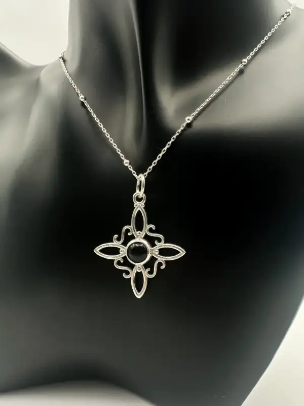 Colgante Nudo De Bruja con Onix Plata De Ley - Imagen 2