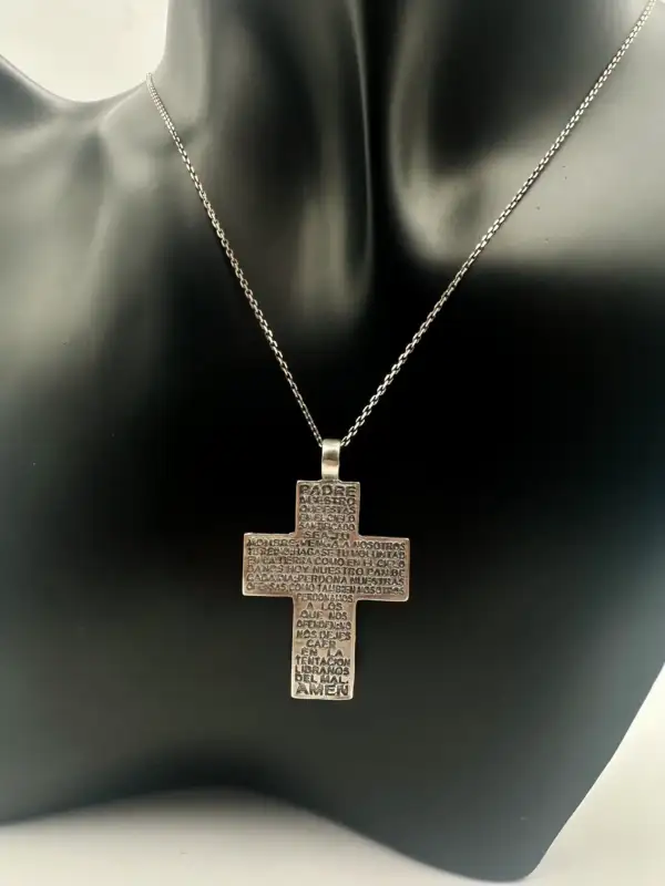 Colgante Cruz Grabada Con Padre Nuestro Plata De Ley - Imagen 2