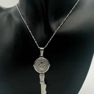 Colgante Llave San Benito Grande Acero Plateado