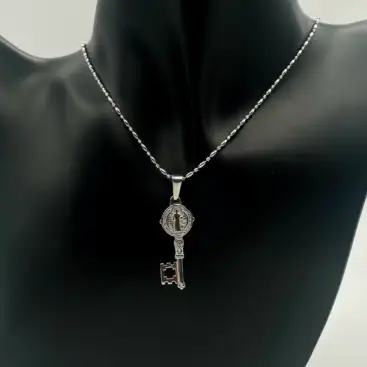 Colgante Llave San Benito Acero Plateado