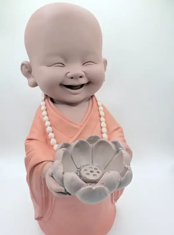 Figura Buda Con Flor De Loto Rosa
