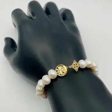 Pulsera Perla Natural Medalla Doble Proteccion Acero Dorado