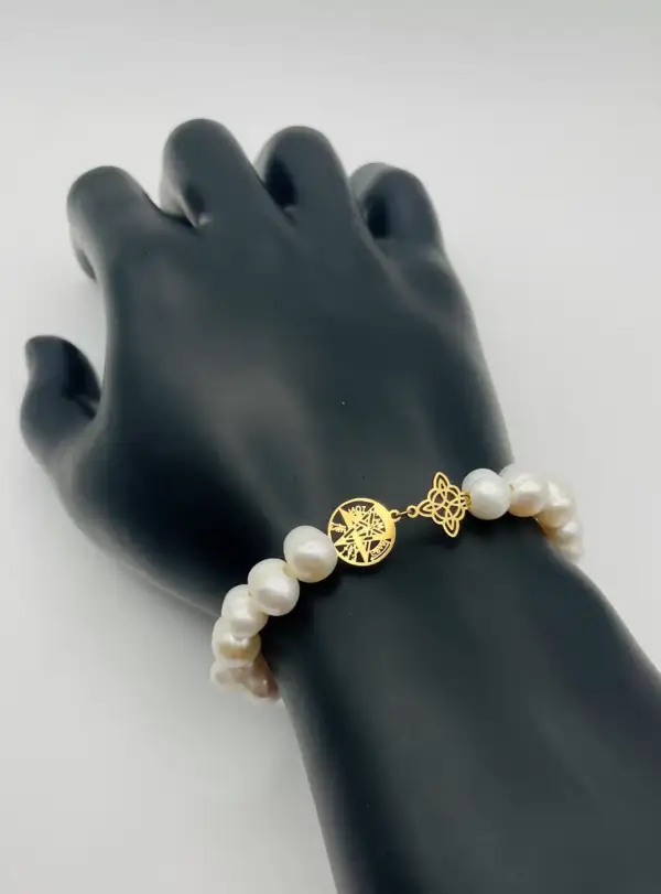 Pulsera Perla Natural Medalla Doble Proteccion Acero Dorado