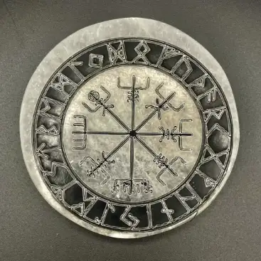 Placa De Selenita Con Brujula Vikinga Negra
