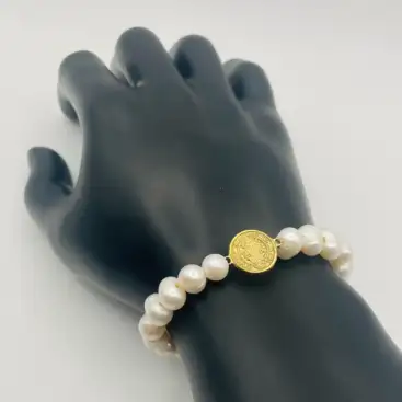 Pulsera Perla Natural Medalla San Benito Acero Dorado