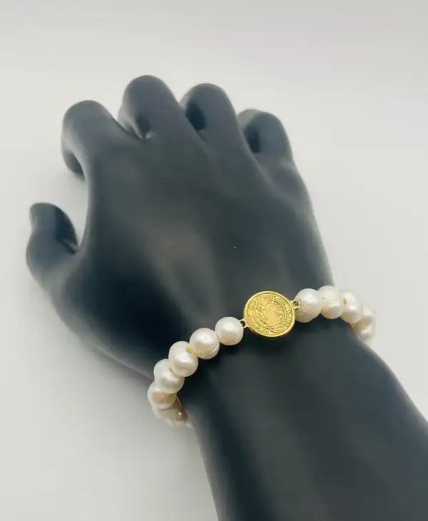 Pulsera Perla Natural Medalla San Benito Acero Dorado