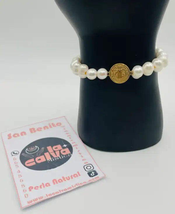 Pulsera Perla Natural Medalla San Benito Acero Dorado - Imagen 2