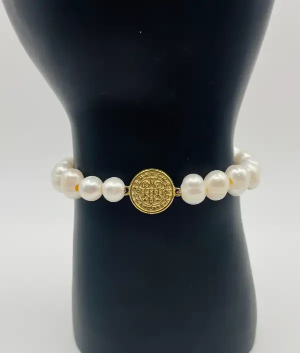 Pulsera Perla Natural Medalla San Benito Acero Dorado - Imagen 3