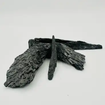 Escoba de Bruja Cianita Negra Rodado Grande