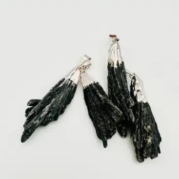 Colgante Escoba de Bruja - Cianita Negra